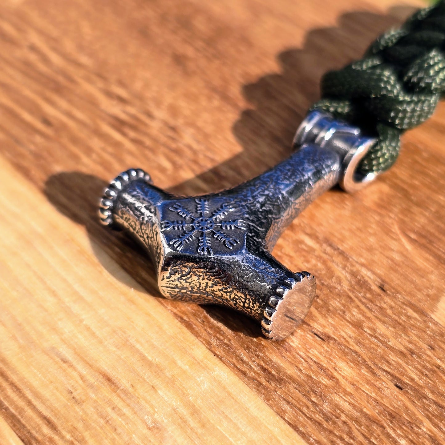 Paracord Armband "Mjölner Galdrastafir" Olivgrön