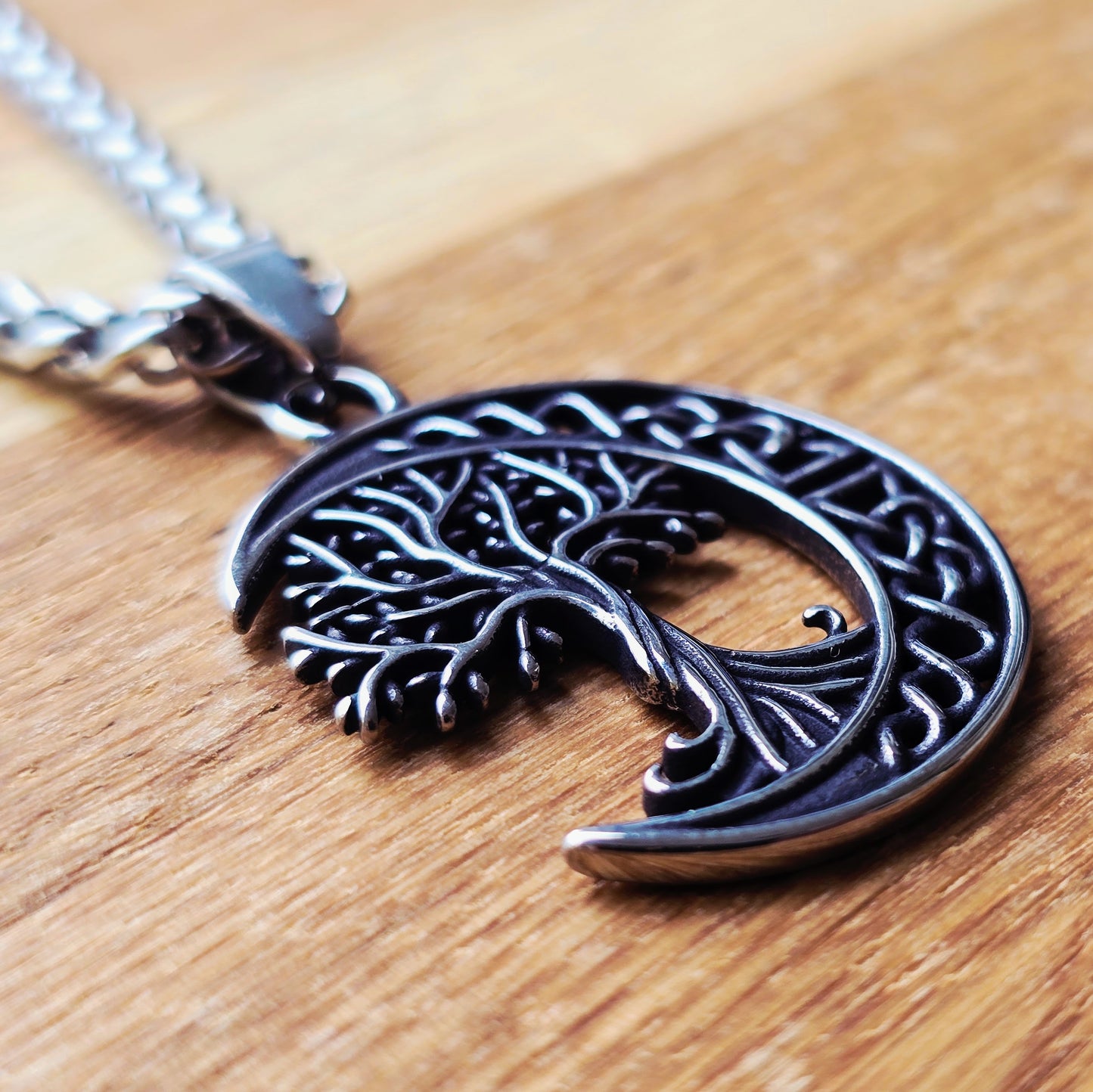 Halsband "Yggdrasil och Månen"