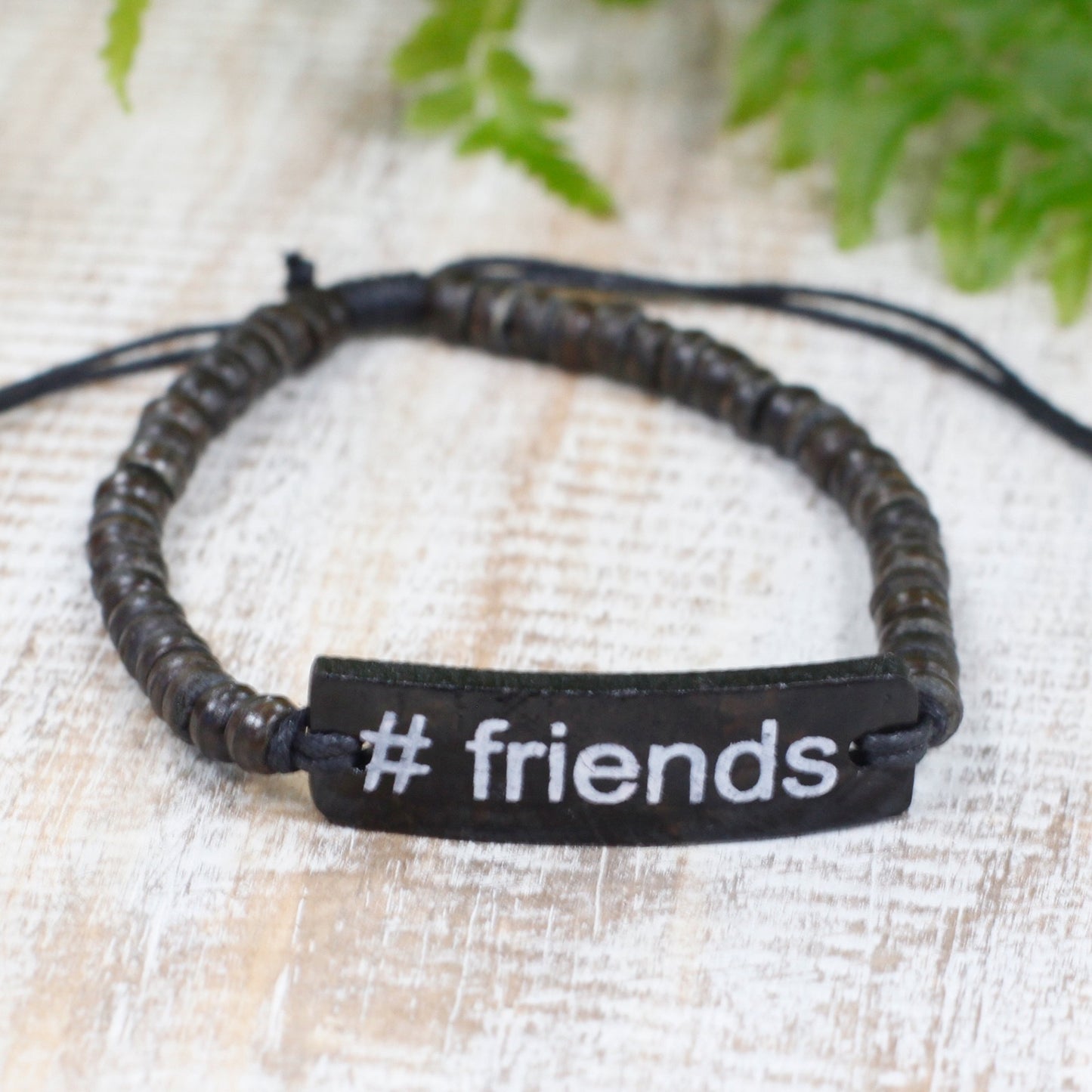 Freundschaftsarmband „Friends“ – Kokosnuss