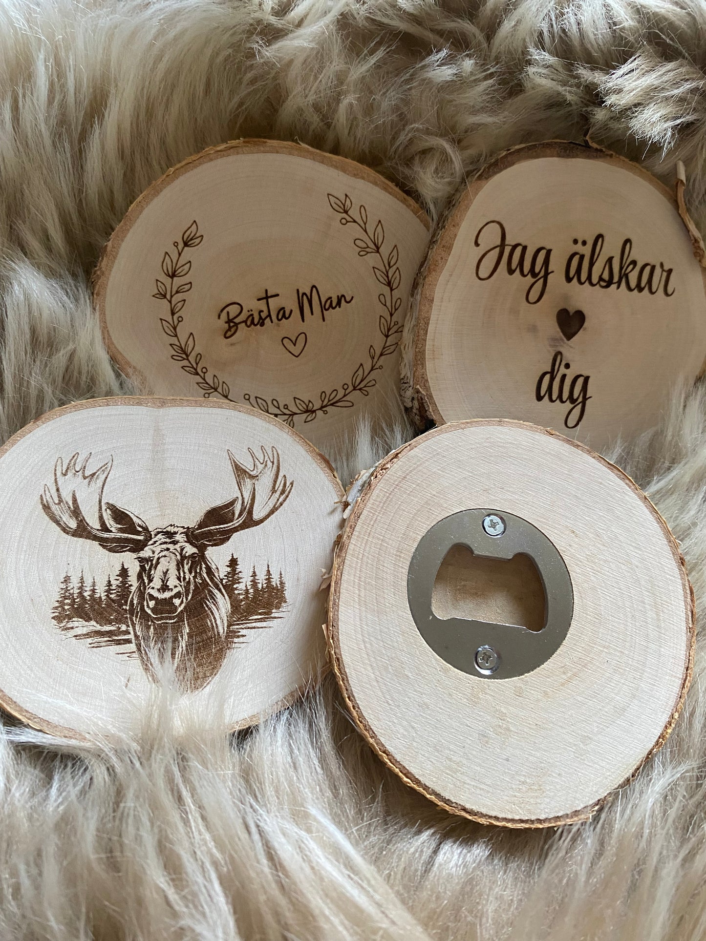 Holzuntersetzer mit integriertem Flaschenöffner aus Birke mit Rinde