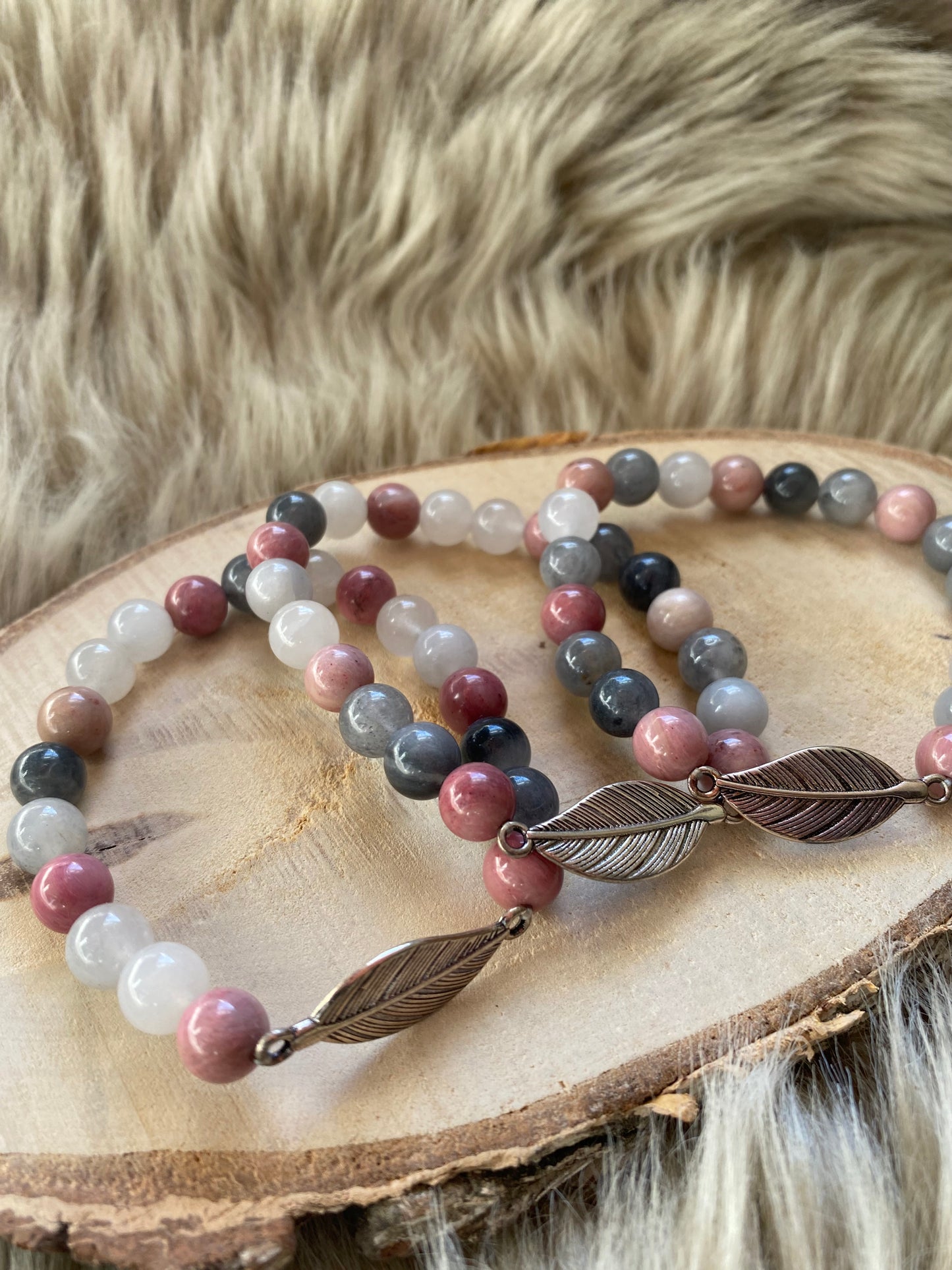 Armband / Mala - Rhodonit & Grauquarz mit Feder