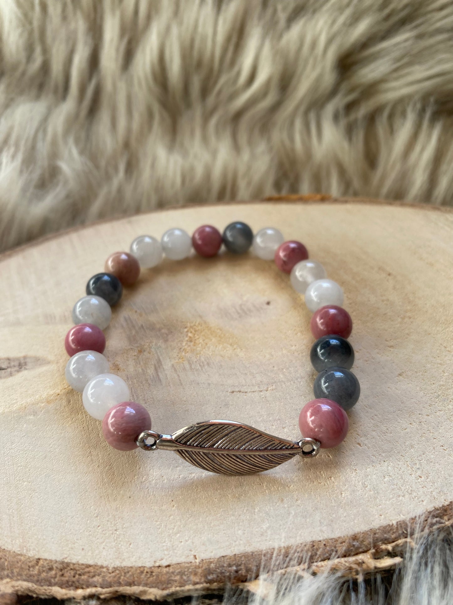 Armband / Mala - Rhodonit & Grauquarz mit Feder