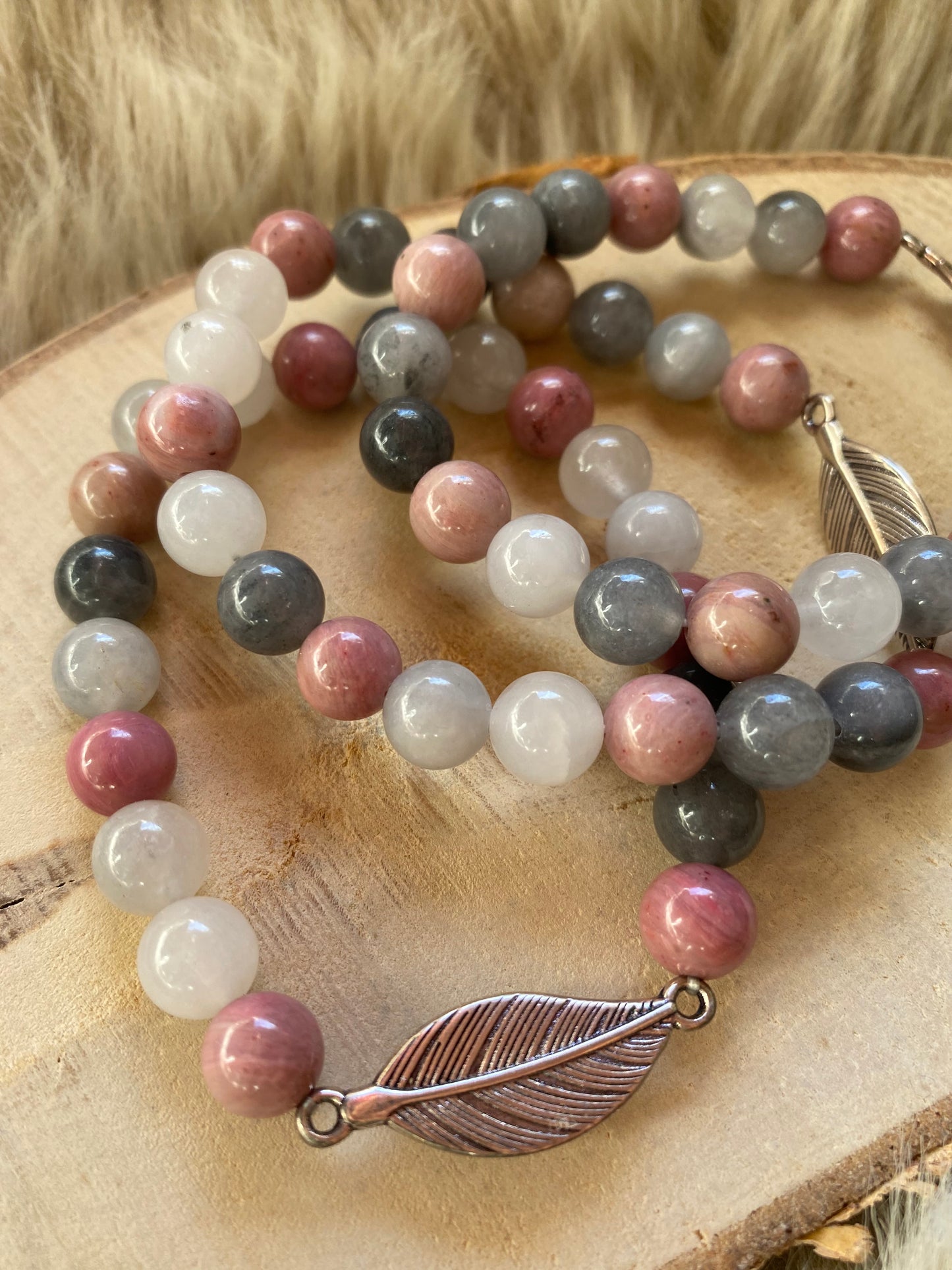 Armband / Mala - Rhodonit & Grauquarz mit Feder