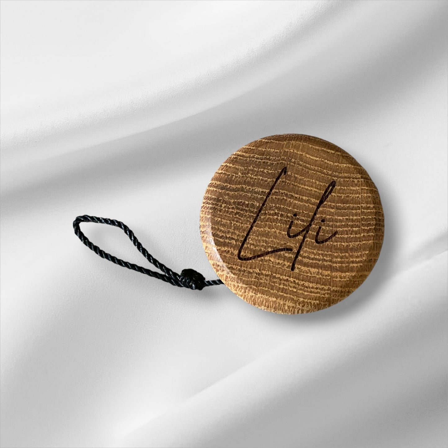 Elegantes Holz-Yo-Yo aus geölter Eiche und schwarzer Kordel mit Schlaufe