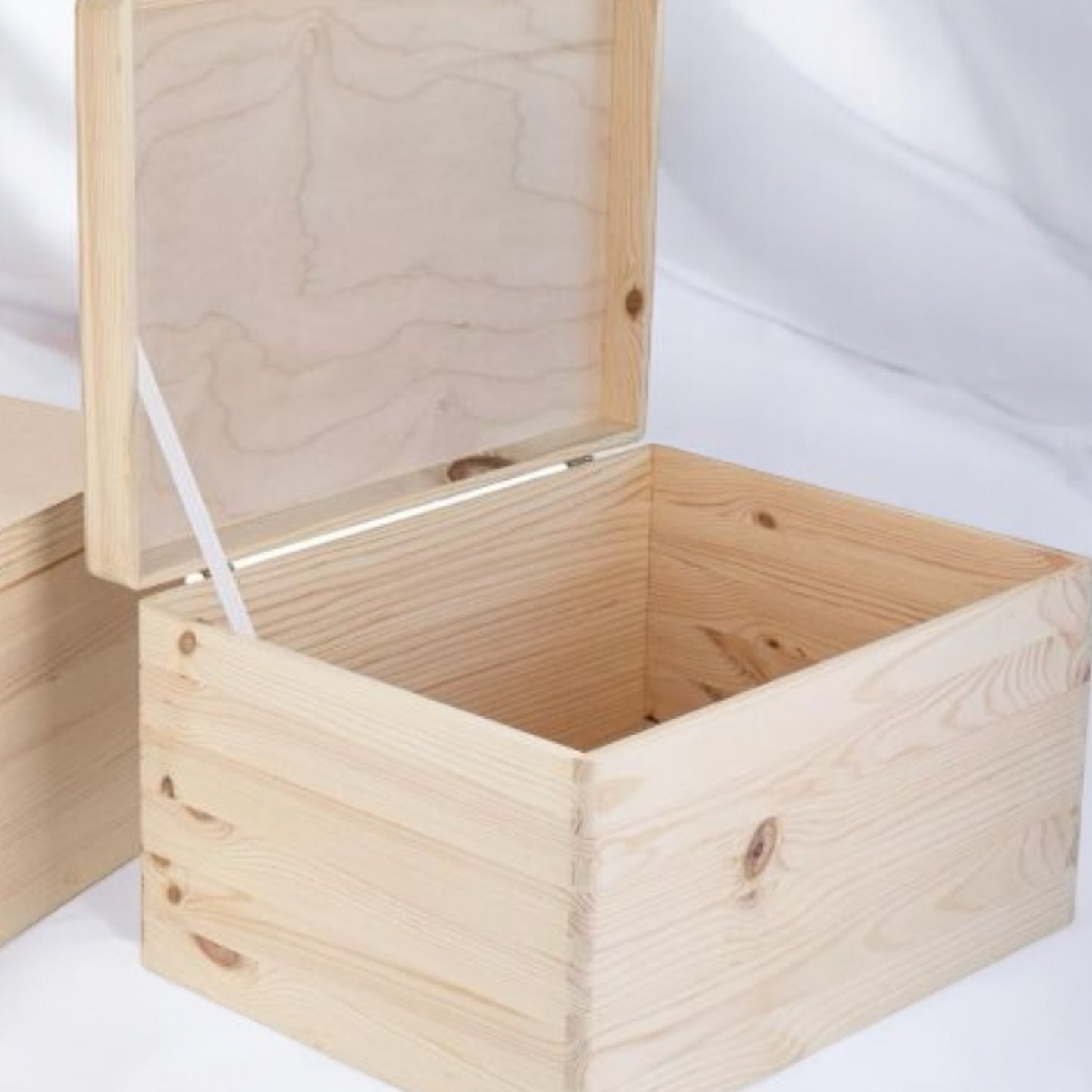Holzkiste aus Fichte mit Klappdeckel in Birke – 40 x 30 x 23 cm – FSC®-zertifiziert
