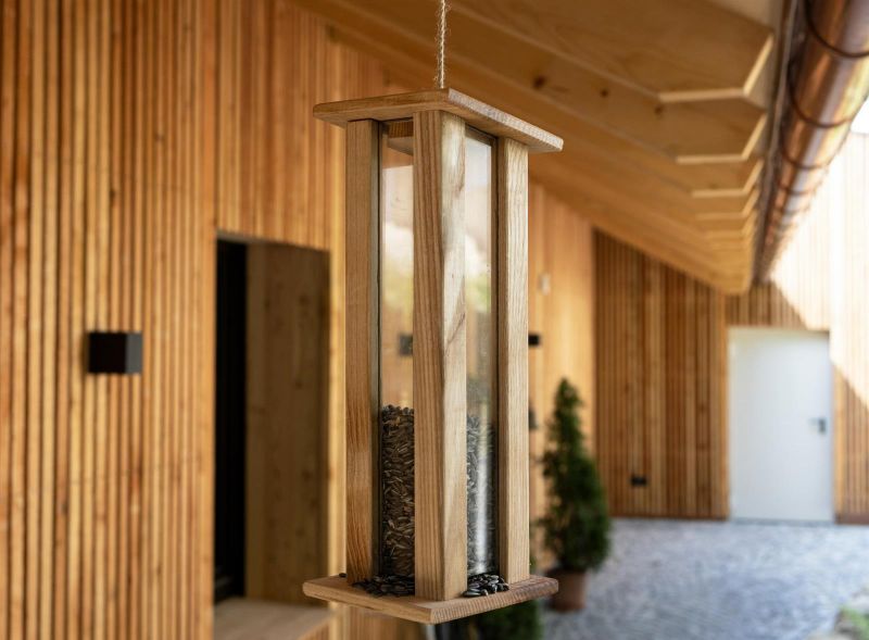 Modernes Vogelhäuschen aus geölter europäischer Esche – Echtglas