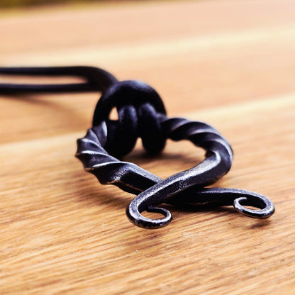 Nordisches magisches Kreuzamulett