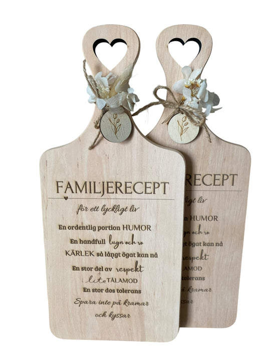 "Familienrezept" Schneidebrett aus FSC®-Erle mit Griff und lasergeschnittenem Herz