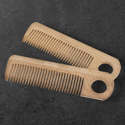 Naturholzkamm mit Grifflöchern für Haare und Bart aus Ahornholz